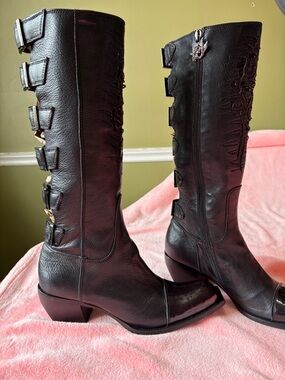 Authentic BRAND NEW,
Ladies Mark Nason Boots.
Premium Italian Leather
Size 8.5